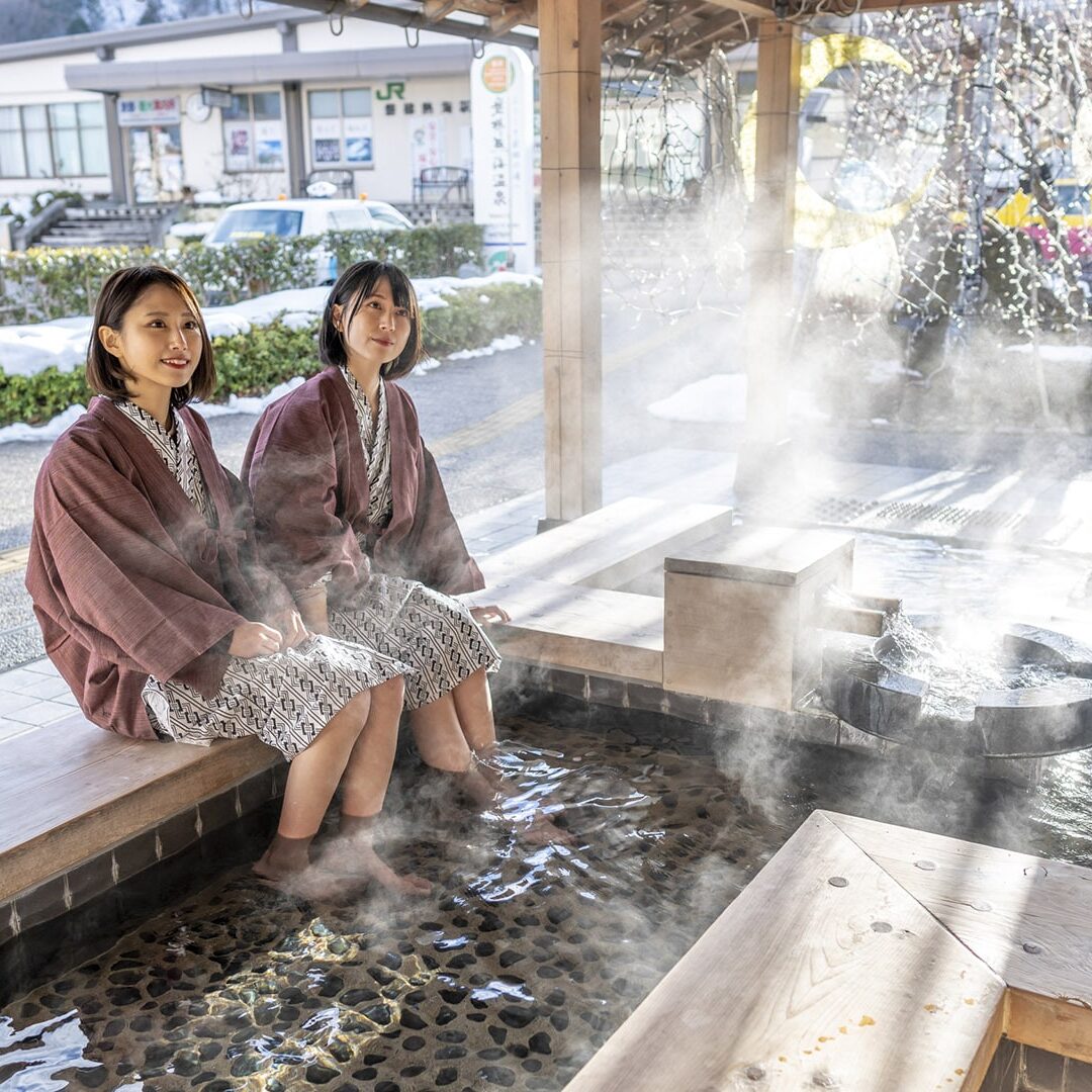 足湯に浸かる若い女性二人